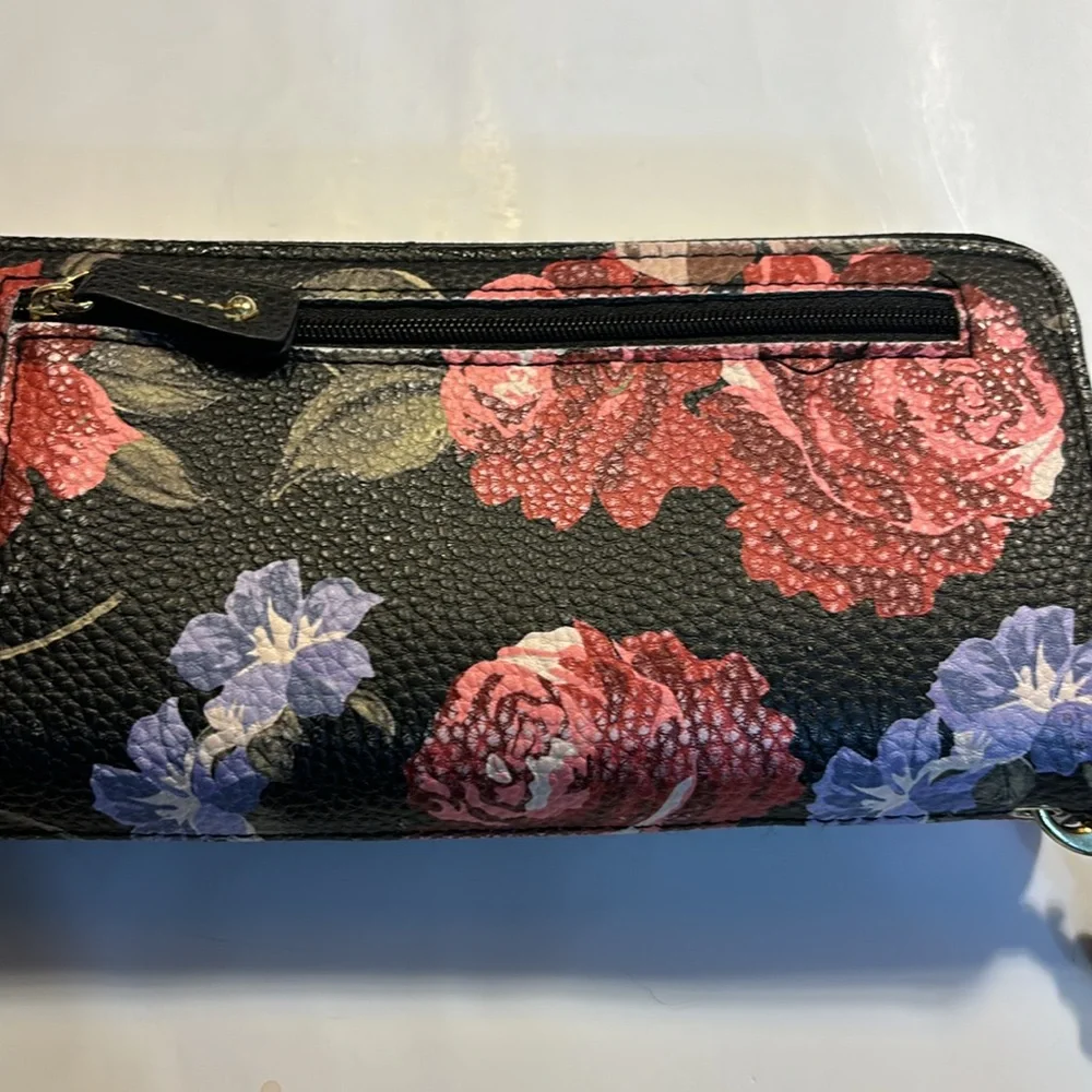 Stone Mountain floral clutch/wallet zippered pocket on back 2 on top 1 inside